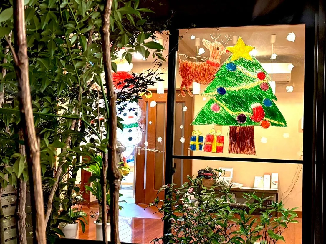 のあ助産院の大きな窓には小学生のお友達が描いてくれたサンタさ...